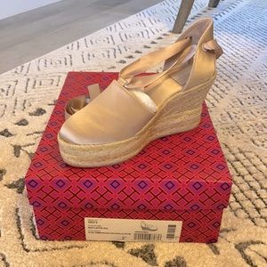 Tory Burch ELISA 90mm Satin Wedge Soy Latte sz 7